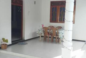 تختخواب و صبحانه Ever Glow Guest Mirissa