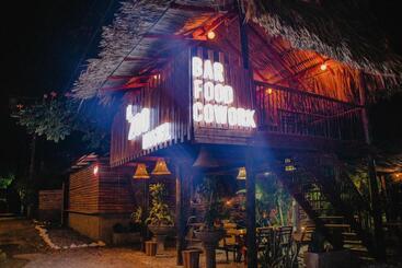 El Zoo Hostel, Bar & Pool