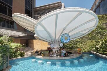 هتل Hilton Manila