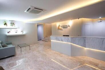 هتل Luxsna Residence