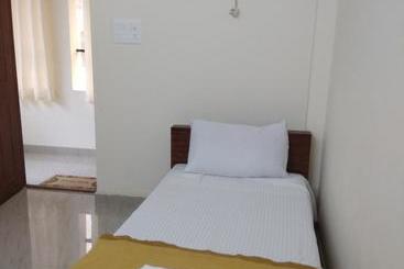 هتل Manjira Lodge