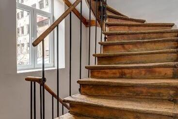 هتل Upstairs Boutique