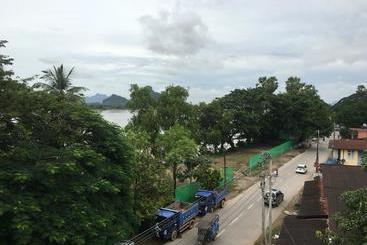 مُتل Hpaan River View