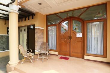 Maharani Guesthouse Tebet Syariah Hostel
