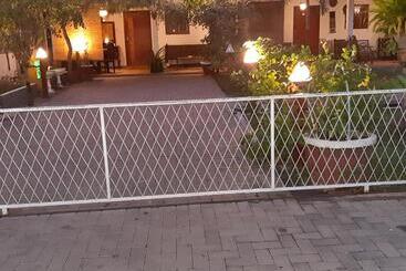 تختخواب و صبحانه Villa 67