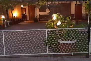 تختخواب و صبحانه Villa 67