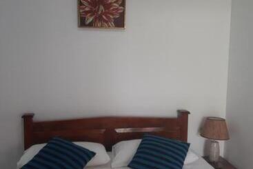 تختخواب و صبحانه Villa 67