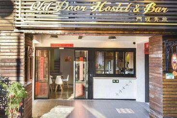 Old Door Hostel & Bar