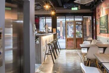 Old Door Hostel & Bar