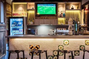 Old Door Hostel & Bar
