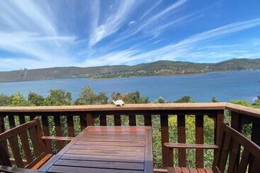تختخواب و صبحانه Fish Eagle Lodge