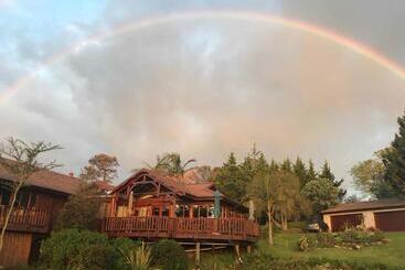 تختخواب و صبحانه Fish Eagle Lodge