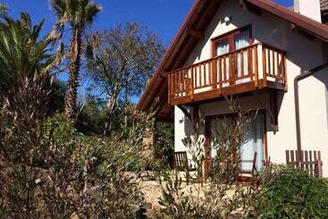 تختخواب و صبحانه Fish Eagle Lodge