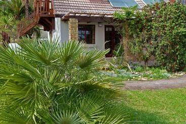 تختخواب و صبحانه Fish Eagle Lodge