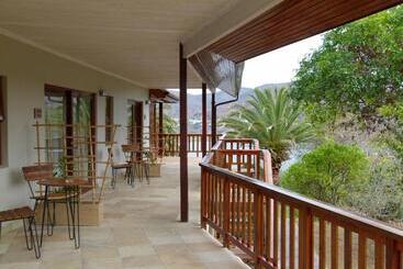 تختخواب و صبحانه Fish Eagle Lodge