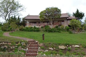 تختخواب و صبحانه Fish Eagle Lodge