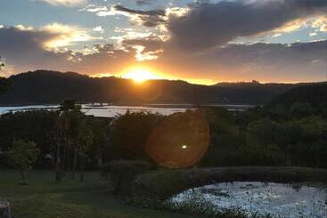 تختخواب و صبحانه Fish Eagle Lodge