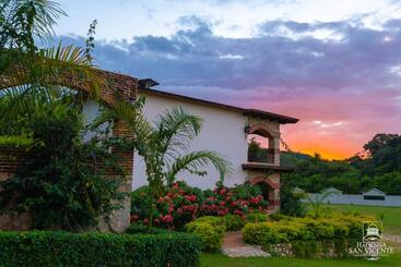 هتل Hacienda San Vicente