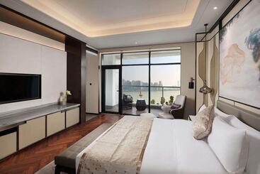 هتل Howard Johnson Yacht Club