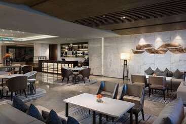 هتل Howard Johnson Yacht Club