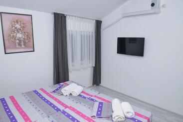 Atina Lux Hostel