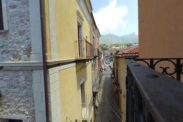 مبيت وإفطار Caterina House Nel Borgo Piú Bello D Italia