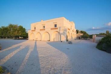 هتل Masseria Fontana Di Vite