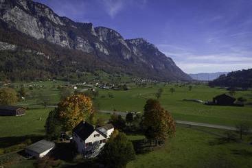 تختخواب و صبحانه Spring Inn