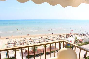 هتل Caravel