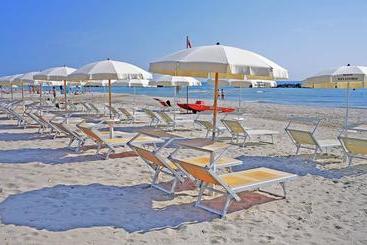 هتل Rivadoro Spiaggia Ombrellone E Lettini Piscina Parcheggio