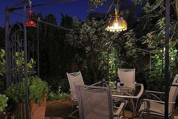 Noe's Nest Bed And Breakfast