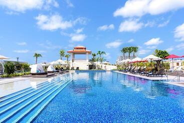 هتل Doubletree By Hilton Okinawa Chatan Resort