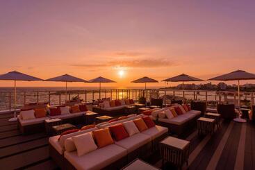 هتل Doubletree By Hilton Okinawa Chatan Resort
