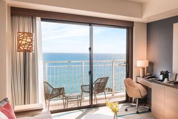 هتل Doubletree By Hilton Okinawa Chatan Resort
