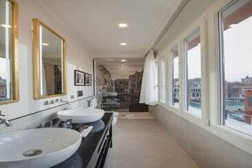 هتل H10 Palazzo Canova