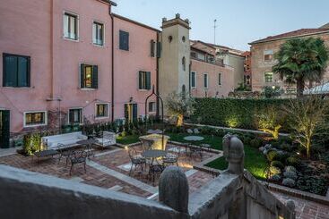 هتل Nani Mocenigo Palace