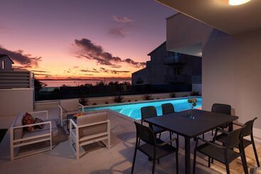 تختخواب و صبحانه Luxury Villa Karla