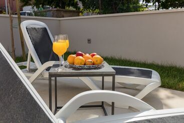 تختخواب و صبحانه Luxury Villa Karla