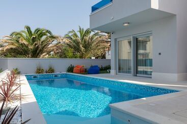 تختخواب و صبحانه Luxury Villa Karla