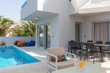 تختخواب و صبحانه Luxury Villa Karla