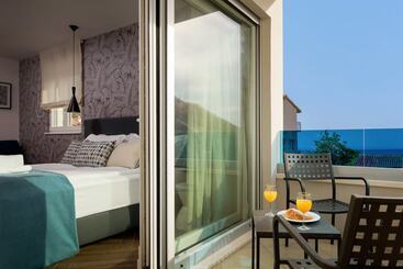 تختخواب و صبحانه Luxury Villa Karla