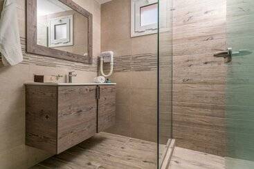 Alamis Hotel & Apartments