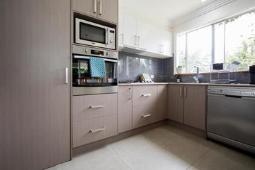 هتل Armidale Cottage House 2