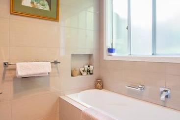 هتل Armidale Cottage   House 2