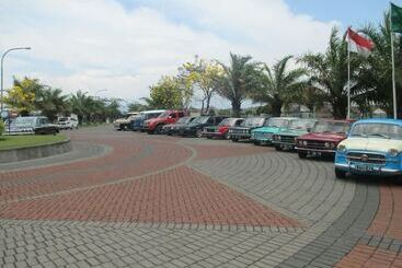 هتل Bess Resort And Waterpark Lawang