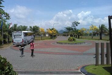 هتل Bess Resort And Waterpark Lawang