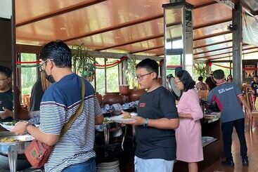هتل Bess Resort And Waterpark Lawang