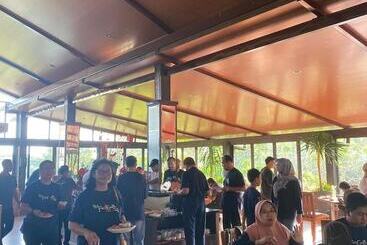 هتل Bess Resort And Waterpark Lawang