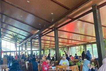 هتل Bess Resort And Waterpark Lawang