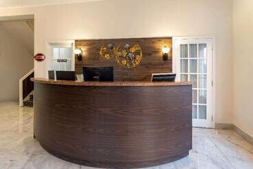 هتل Travelodge By Wyndham Amherst